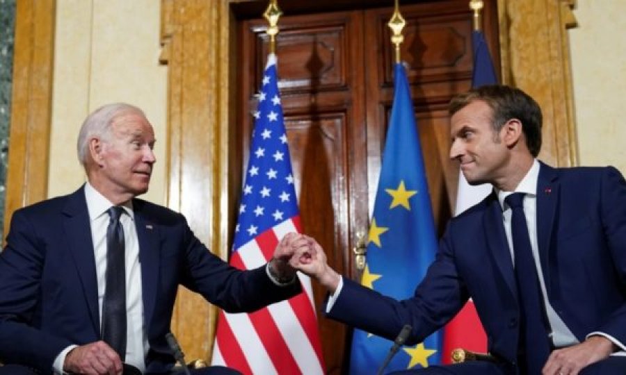 Biden takon Macron: Gati për riparimin e marrëdhënieve
