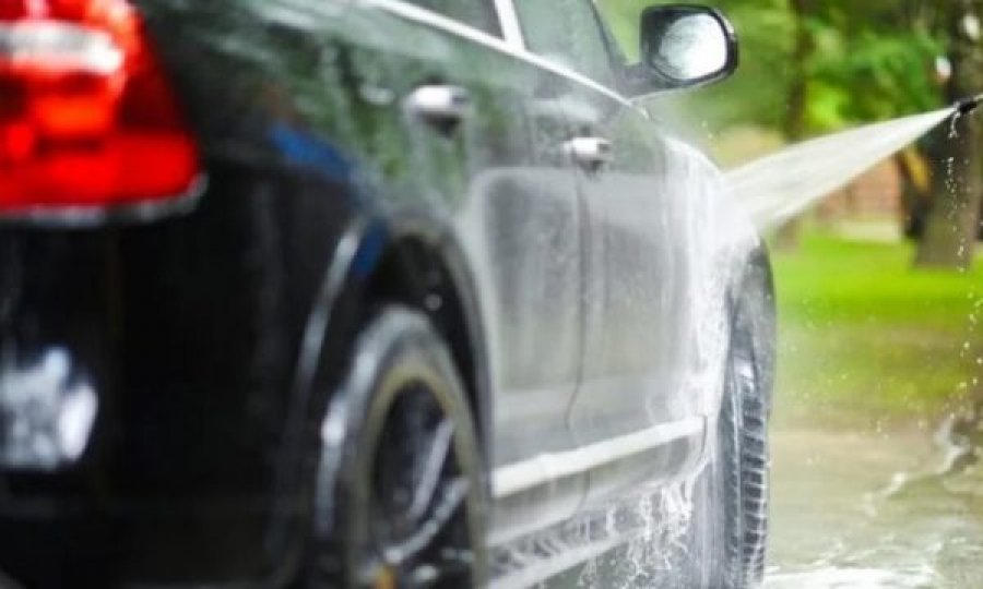 A duhet ta lani veturën tuaj me ujë të nxehtë apo të ftohtë?