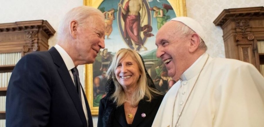 Joe Biden takon Papa Françeskun