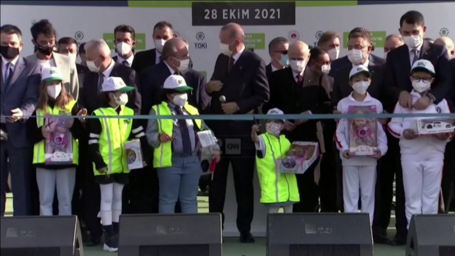 Erdoganit i ndodh sërish, fëmija i pret shiritin e inaugurimit, por këtë herë nuk e godet