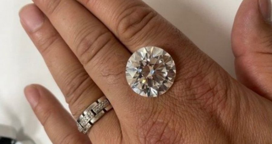 Gruaja gjen diamantin 34 karat gjatë pastrimit të shtëpisë, vlen mbi 2 milionë euro