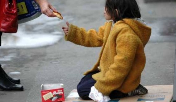 Fenomeni që po rritet në Kosovë: Prindërit po i detyrojnë fëmijët të kërkojnë para nëpër rrugë