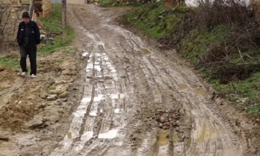 Fshati pa rrugë, të sëmurët i transportojnë në krahë