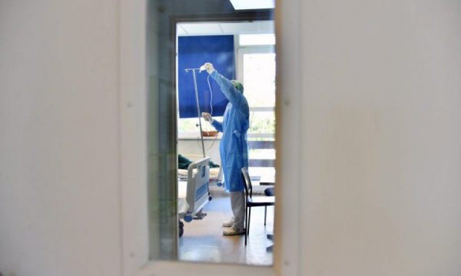 ShSKUK: 69 pacientë po marrin trajtim nga Covid-19