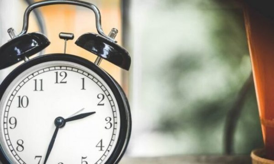 Nesër ndryshon ora, a do flini një orë më pak apo një orë më shumë?
