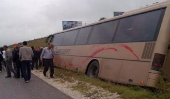 Aksident i rëndë/ Autobusi përplaset me kombibus, 1 person humb jetën, 4 të plagosur