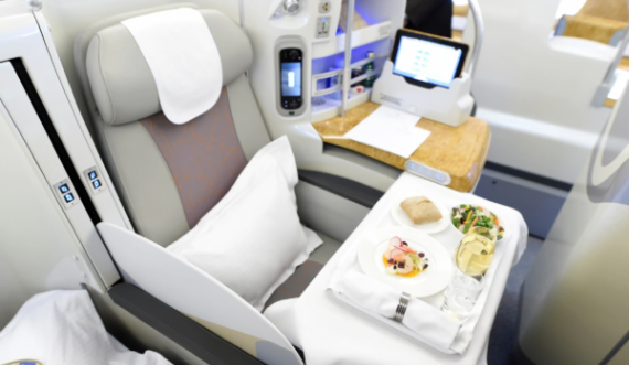 Politikbërja me udhëtime luksoze