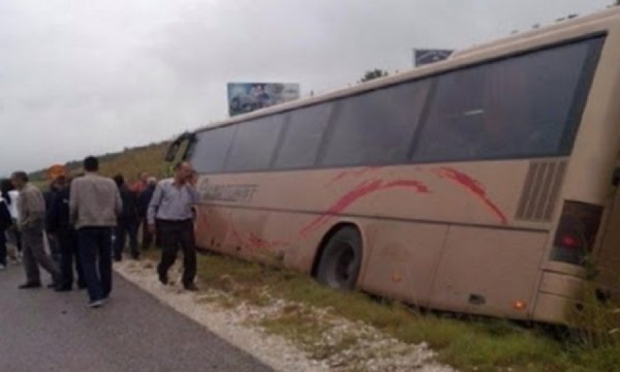 Aksident i rëndë/ Autobusi përplaset me kombibus, 1 person humb jetën, 4 të plagosur