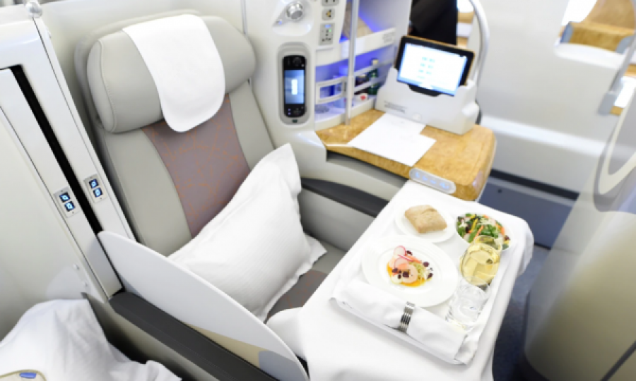 Politikbërja me udhëtime luksoze