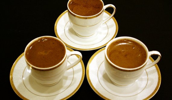 Jeni një person që konsumoni tri filxhanë me kafe në ditë? Studiuesit paralajmërojnë rrezikun për…