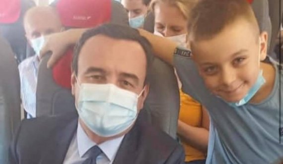 Kryeministri Kurti jep shembull thjeshtësie, udhëton bashkë me qytetarët në aeroplan