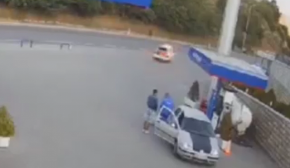 Makina shpërthen sapo mbushet në pompën e benzinës 