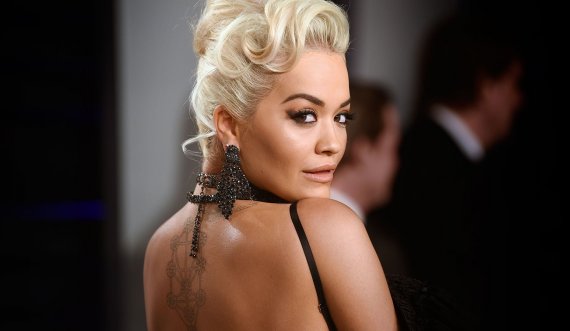 Rita Ora i dhuron Tiranës kostumin popullor 