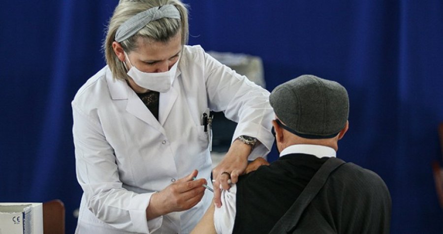Nga frika për ta marrë, kosovarëve u skadojnë mbi 100 mijë doza të vaksinës anti-COVID