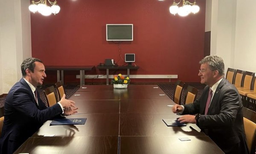 Lajçak bisedon me Kurtin e Vuçiqin për hapat e ardhshëm në dialog