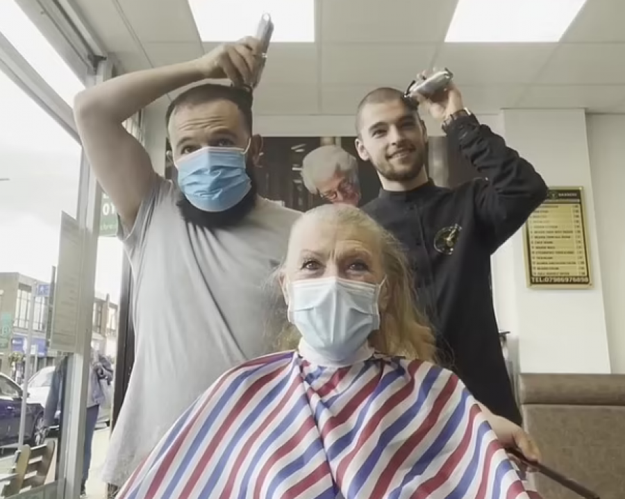 Gjesti prekës! Berberët shqiptarë në Angli presin flokët për të mbështetur gruan me kancer(VIDEO)