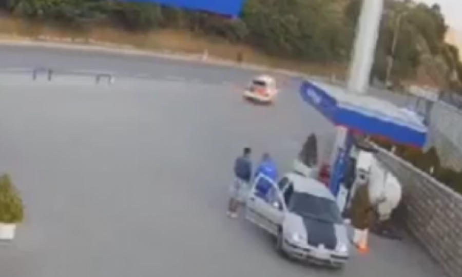 Makina shpërthen sapo mbushet në pompën e benzinës 