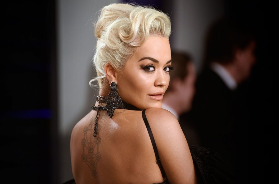 Rita Ora zbuloi më shumë se që duhet në imazhet e fundit, kritikohet ‘keq’ nga nëna e saj