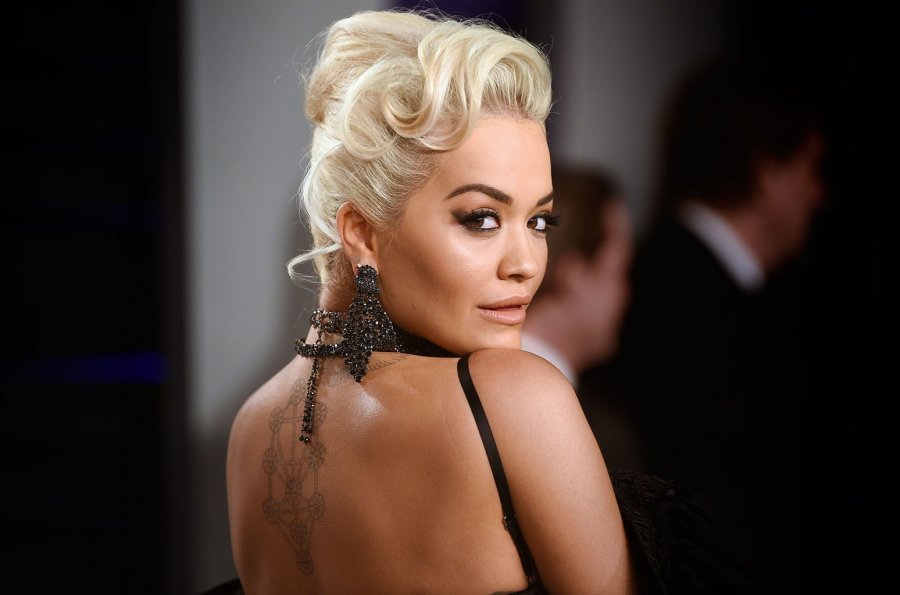 Rita Ora i dhuron Tiranës kostumin popullor 