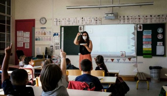 Fëmijët francezë kthehen në shkolla me maska