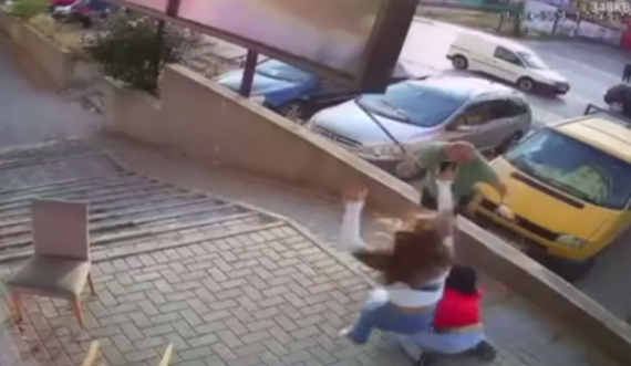 Pamje të tmerrshme: Një burrë rrah brutalisht tri vajza në Prishtinë