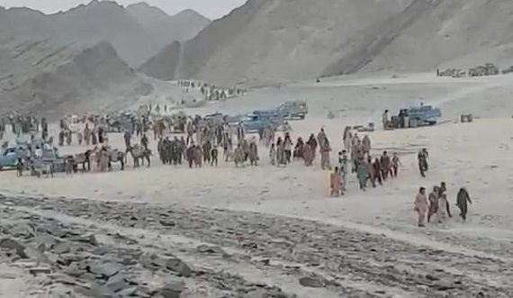 Turmë e madhe e njerëzve në shkretëtirë bëjnë ç’të munden për t’u shpëtuar talibanëve