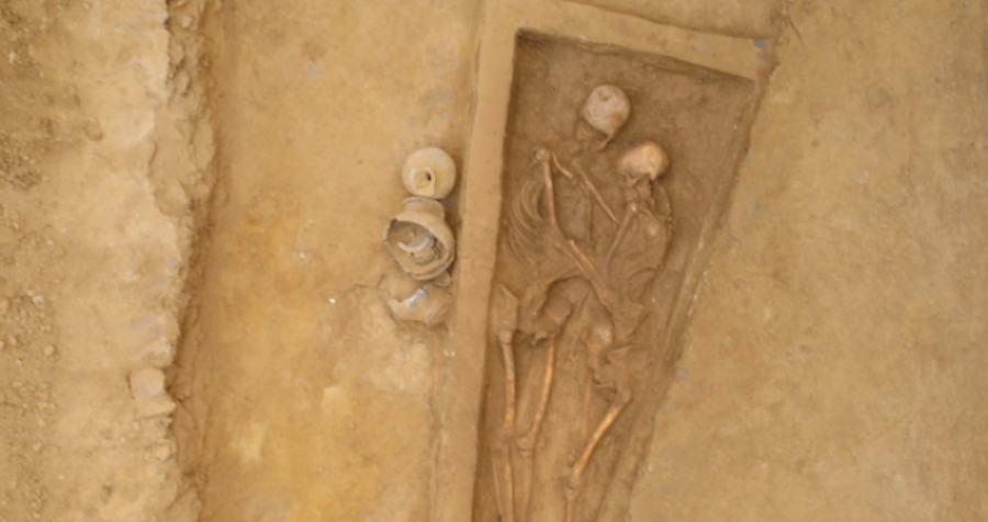 Ky është 'përqafimi i përjetshëm', eshtrat e dashnorëve 1.500 vjeçar zbulohen në Kinë 