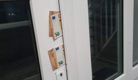  Dikush i lë 100 euro në derën e një xhamie në Podujevë 