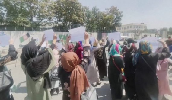 Gratë afgane protestojnë në Kabul para burrave me armë, kërkohet barazi