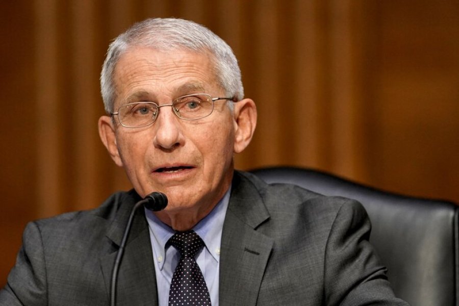  Anthony Fauci: Ka gjasë që do të nevojiten tri doza për mbrojtje të plotë 