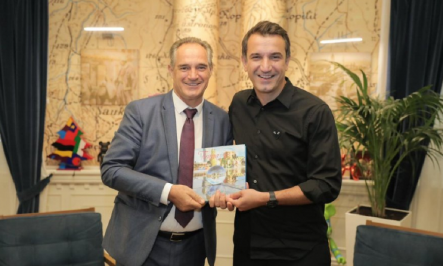 Veliaj përshëndetet me ambasadorin e Kosovës në Shqipëri