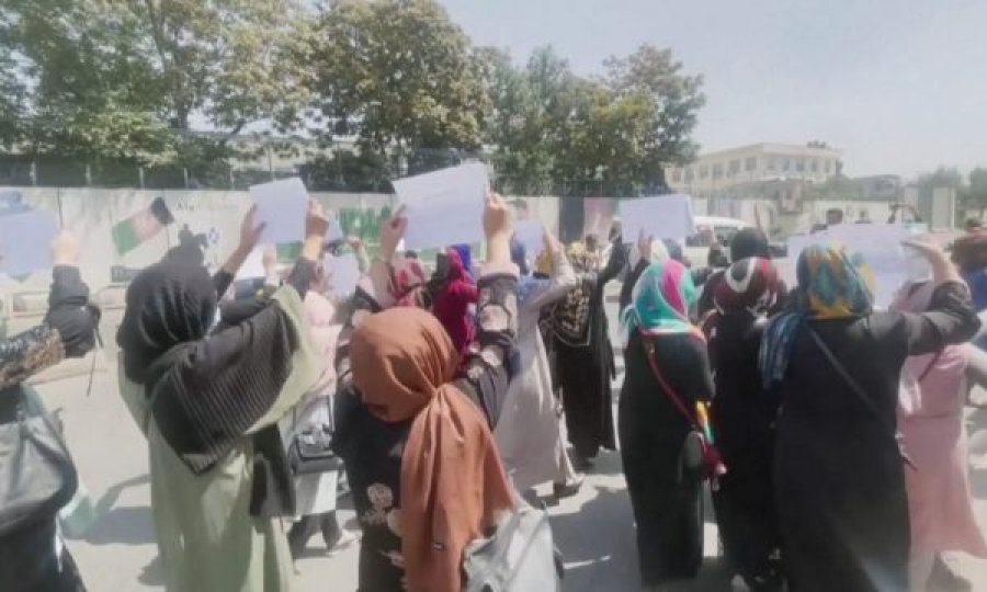 Gratë afgane protestojnë në Kabul para burrave me armë, kërkohet barazi