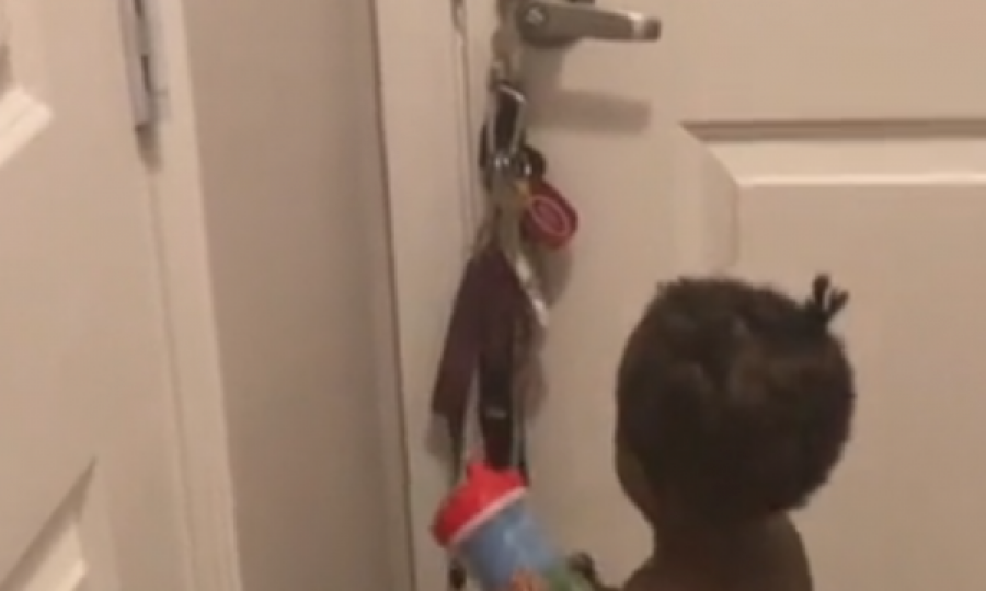 Me pelena dhe një sandale, video e vajzës së vogël duke ikur nga shtëpia bëhet virale