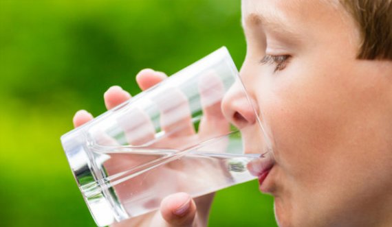 Çfarë shkakton mungesa e ujit tek fëmijët