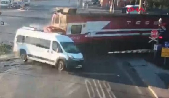 Treni merr përpara minibusin, humbin jetën 6 persona