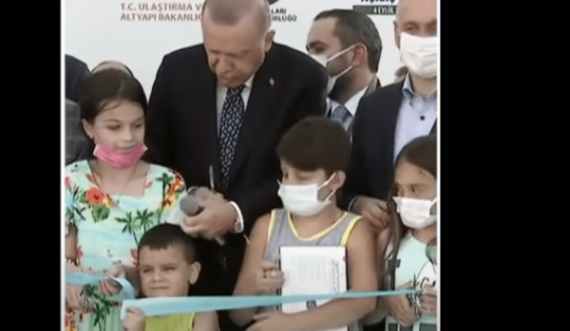 Erdogani e godet vogëlushin në kokë, e preu para tij shiritin e inagurimit