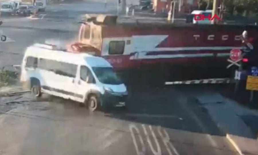Treni merr përpara minibusin, humbin jetën 6 persona
