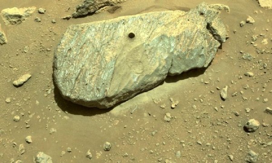  NASA merr mostrën e parë të shkëmbinjve në Mars 