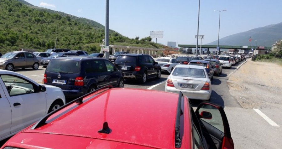 Edhe sot kolona të gjata në kufirin Kosovë- Shqipëri 