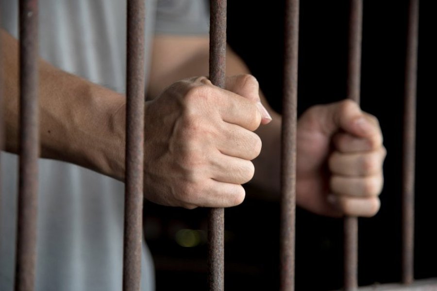  Një burrë dënohet me 5 vite burgim për shkelje të karantinës, infektoi 8 persona 