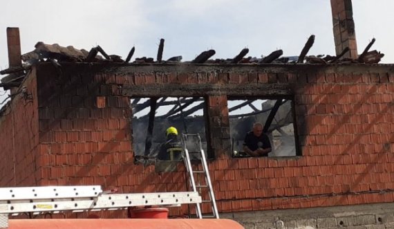  Tragjedi në Gjakovë, Policia: Dyshohet se brenda shtëpisë janë dy fëmijë të djegur 