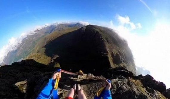 Hidhet me parashutë nga maja më e lartë e një kodre, ekipi i tij filmon momentin rrëqethës 