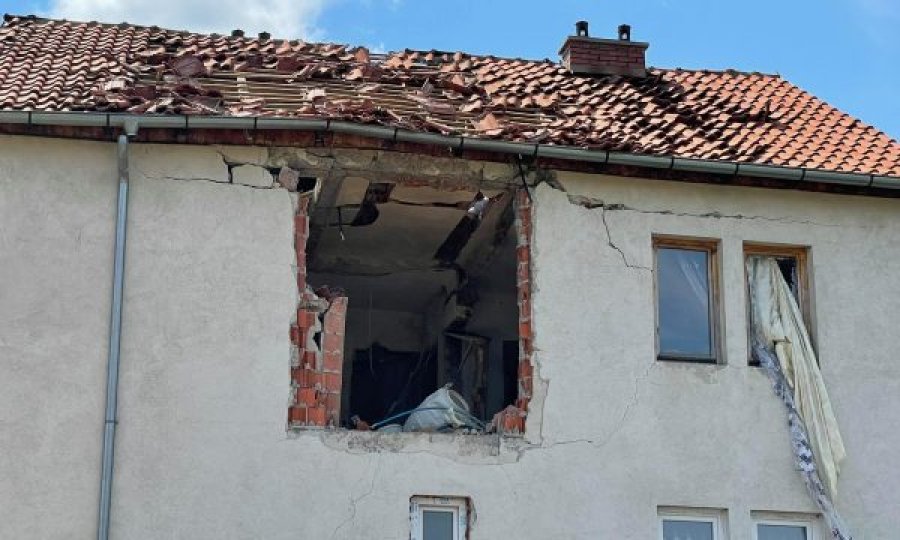  Foto të shtëpisë pas shpërthimit të bojlerit në Skënderaj, ku u lënduan tre persona 