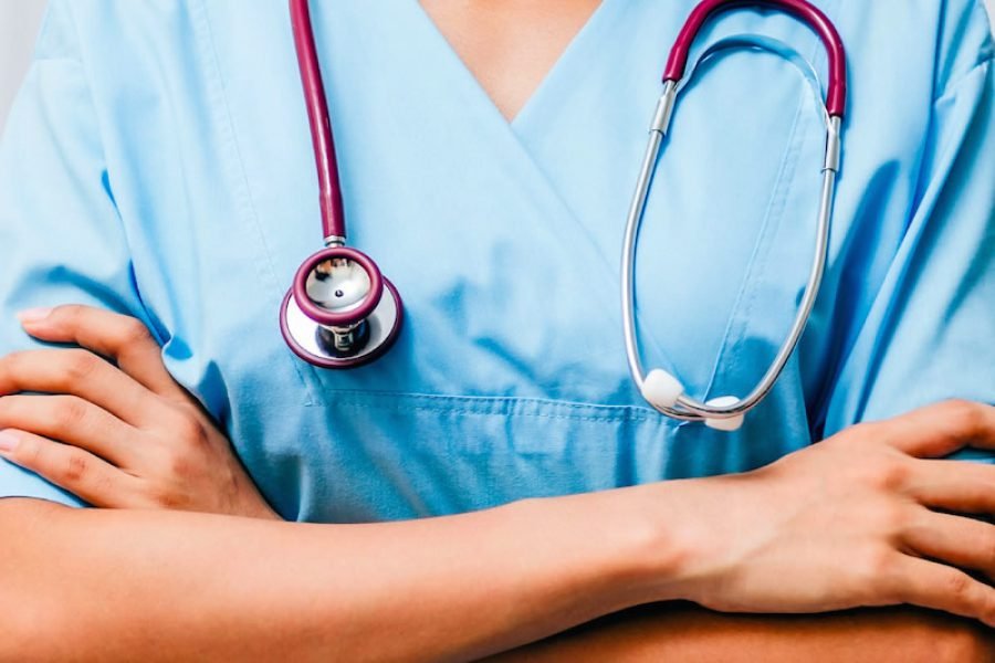  “Kjo është diçka e tepërt”, rrëfimi i infermieres që kujdeset për pacientët me COVID-19 