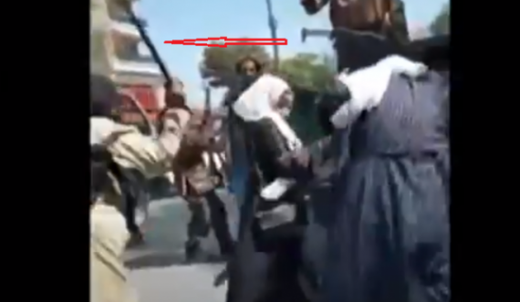 Pamje të rënda: Talibanët i godasin me kamxhik gratë që protestojnë rrugëve të Kabulit