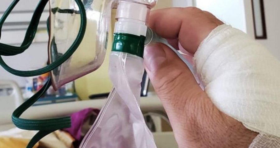 Pacienti i QKUK-së bën qejf në repartin e COVID: Pi çaj rusi e merr oksigjen 