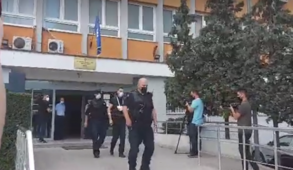 I prangosur e me fasha, nxirret nga gjykata vëllau i Astrit Ademajt që dyshohet se vrau zyrtarin e PDK’së