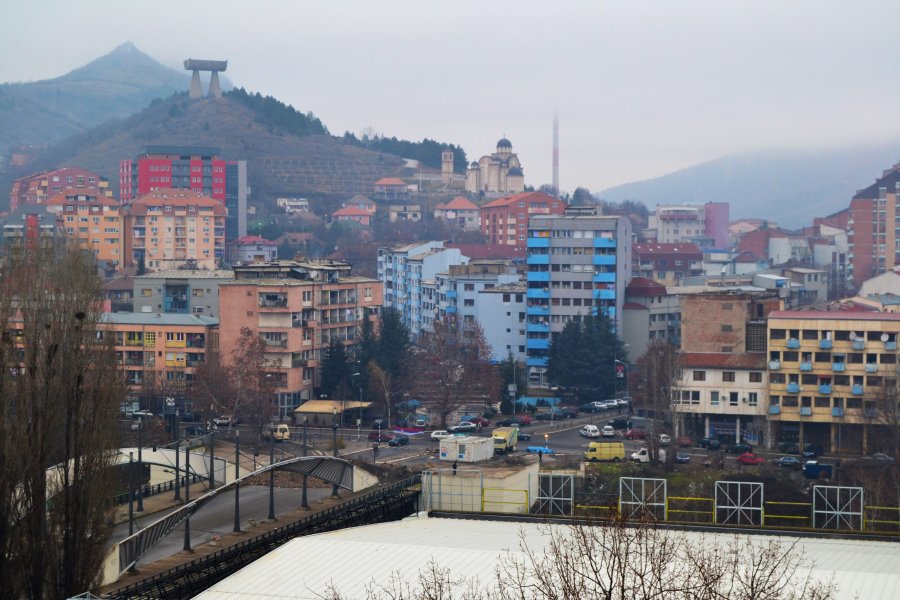 Motra e bën për spital motrën në Mitrovicë të Veriut