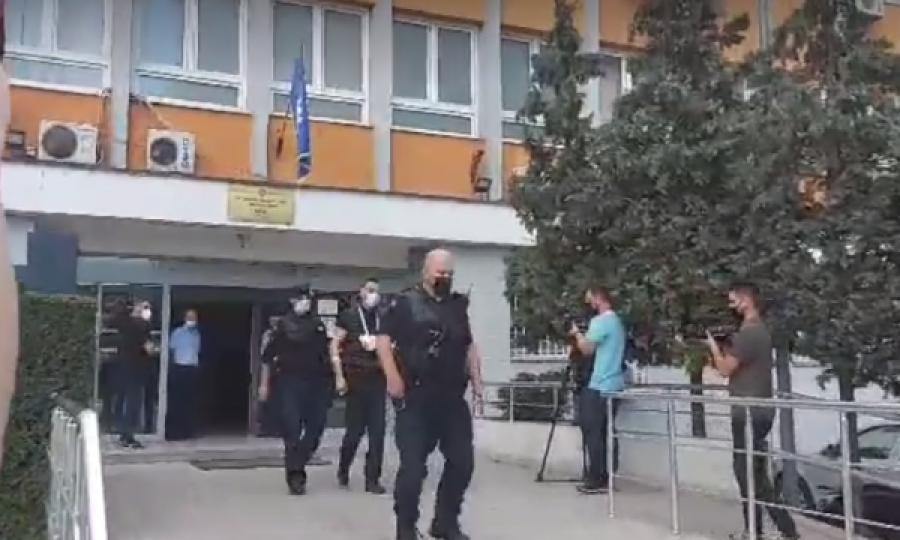 I prangosur e me fasha, nxirret nga gjykata vëllau i Astrit Ademajt që dyshohet se vrau zyrtarin e PDK’së
