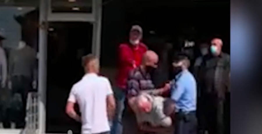 Plaku i lutet policit të Kosovës t’ia lëshojë dorën pasi u arrestua brutalisht për maskë: O ma këpute dorën